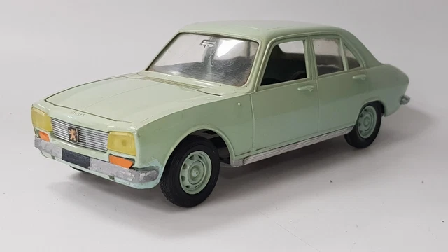 SLJ Joustra - Coche a cuerda Peugeot 504 Berline Téléguidée