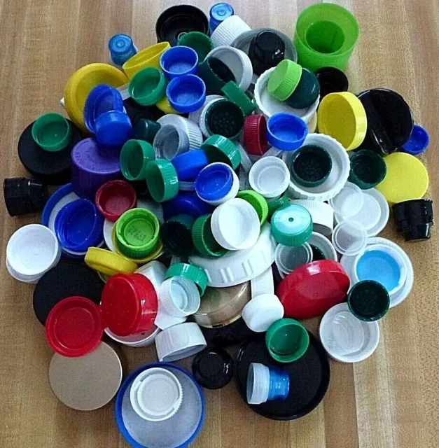 Más de 100 tapas de botellas de plástico multicolor multiforma tapas artesanías proyecto de arte