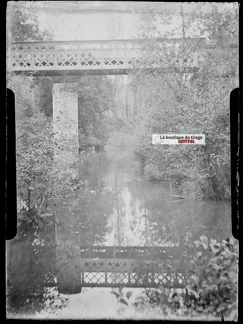 Plaque verre photo ancienne négatif noir et blanc 6x9 cm pont rivière paysage