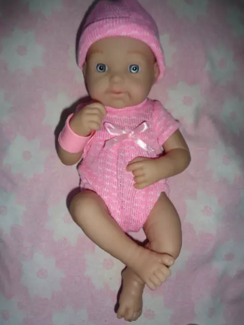 Bambola bambina Reborn alta 14" con tuffetti rosa e cappello + etichetta ospedale neonato