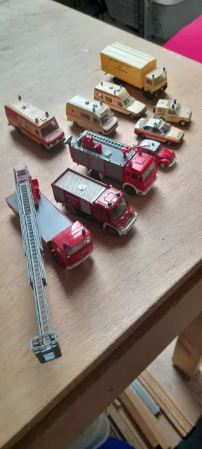 4 Feuerwehr-und 6 Krankenwagen für HO