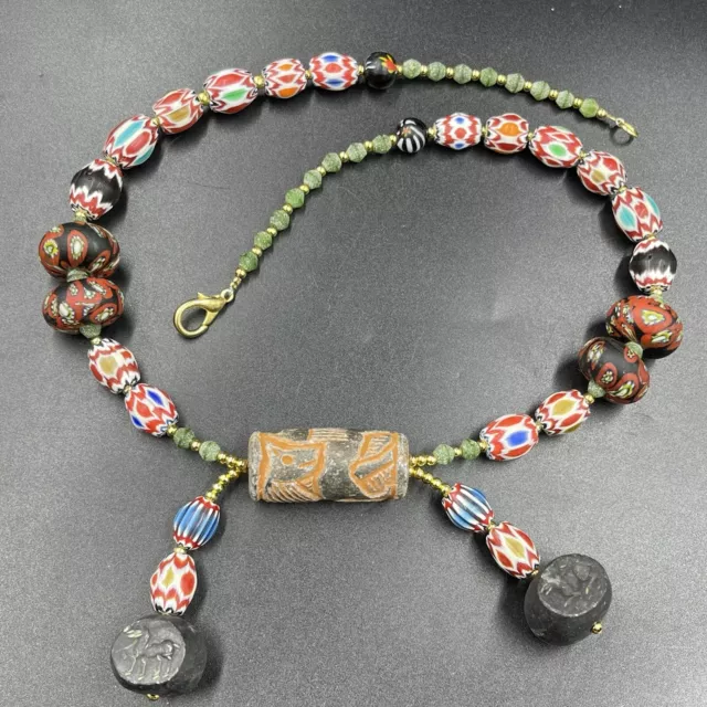 Hermoso Collar Antiguo Cuentas de Vidrio de Mosaico con Estampillas Cilindro Antiguo 3