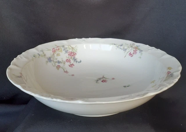 Grand plat rond creux en porcelaine de Limoges décor œillets myosotis vers 1900