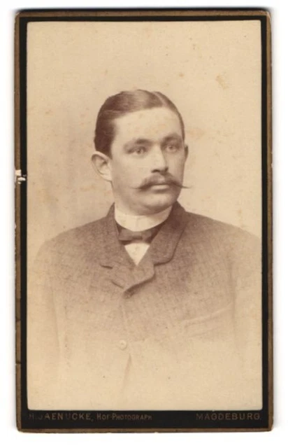 Fotografie H. Jaenücke, Magdeburg, Kaiser-Strasse 94, Junger Mann mit hohem Sei
