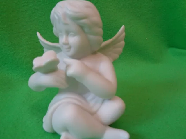 Kleiner weißer sitzender Engel mit Schmetterling 6 cm von Rosenthal