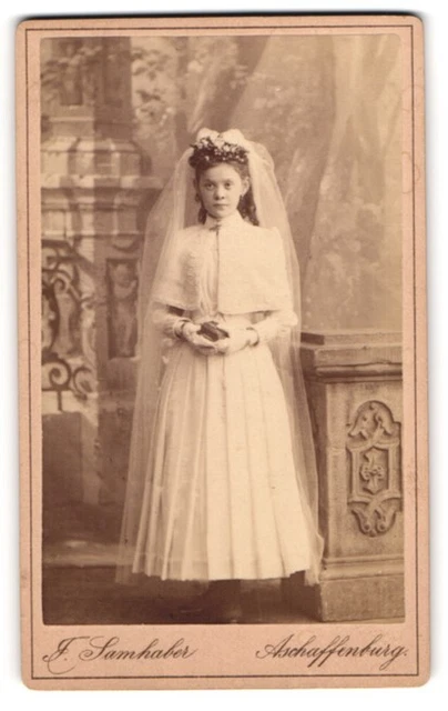 Fotografie F. Samhaber, Aschaffenburg, junges Mädchen im Kommunionskleid mit Sc