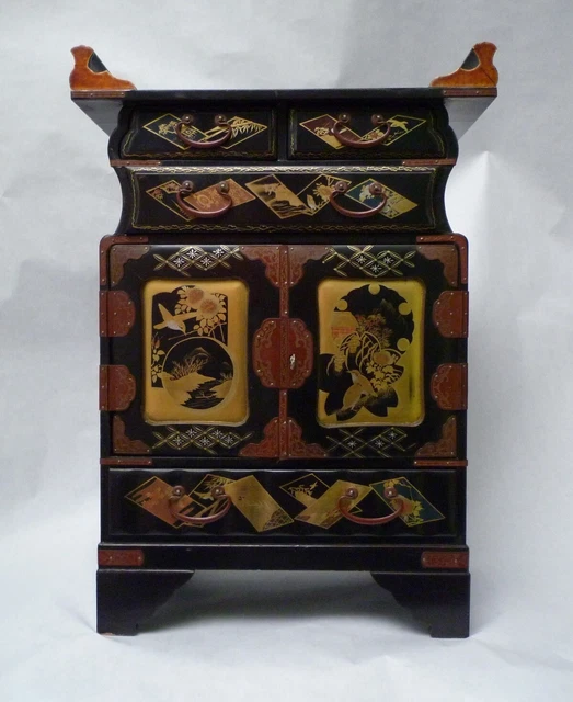 Cabinet en bois laqué richement décoré, Japon, période Meiji XIXème