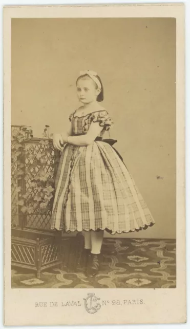 CDV circa 1865. Portrait d'une petite fille par Cremière à Paris.