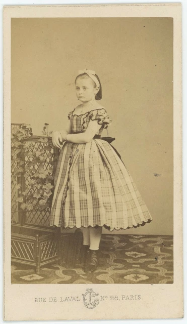 CDV circa 1865. Portrait d'une petite fille par Cremière à Paris.