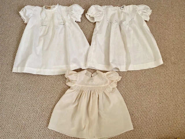 3 ABITI VINTAGE BAMBINA CON GRAZIOSI RICAMI A MANO & SMOCKING TAGLIA 1a