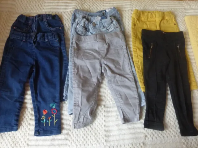 lot 7 pantalons bébé ( 1 de 12/18mois, 4 de 18 mois, 1 de 12 mois, 1 de 24mois)