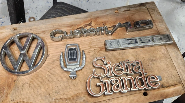 Vtg Hood Ornamet/emblems