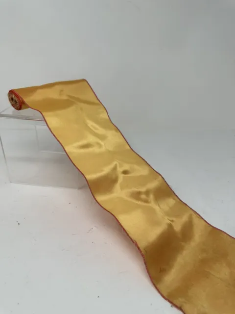 Costura artesanal ancha de oro amarillo de colección