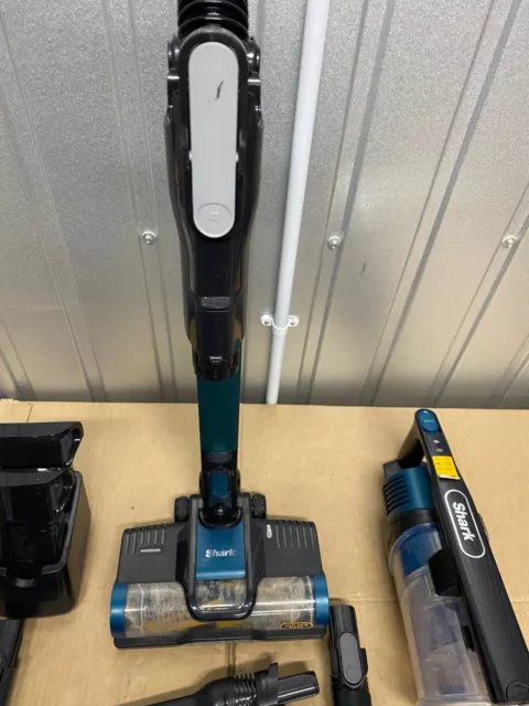 Shark Cordless Stick Vacuum Cleaner with Anti Hair Wrap 2 Batteries IZ252UKT