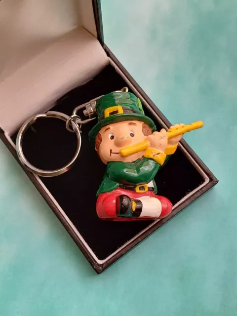 Irland Irish Souvenir Kobold spielt Flöte Schlüsselring