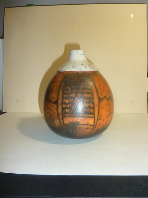 Céramique vintage: Vase grès émaillé orange graffitis noirs, monogramme au cul .