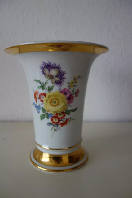 Trichtervase Meißen mit breitem Goldrand, Blumenmuster, 19,5 cm hoch, gebraucht