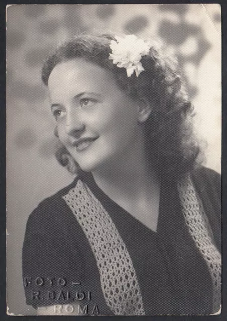 Photo Baldi Roma Femme Avec Fleur En Tête Mode Cheveux 1950 Photo Vintage YZ6020