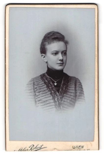 Photography studio Robert, Vienna VII, Mariahilferstrasse 82, young woman with neck