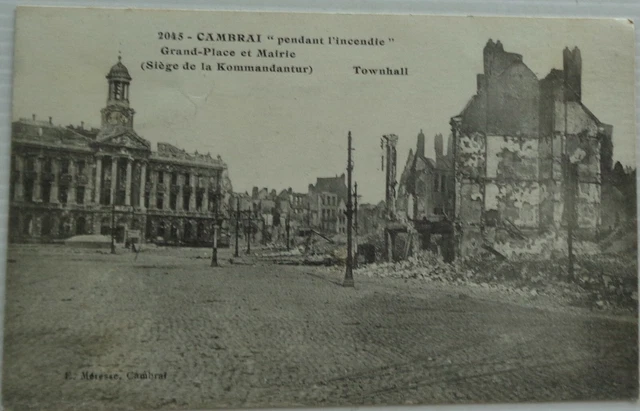 CAMBRAI 59 cpa pendant l'incendie grande place et mairie  Bon Etat