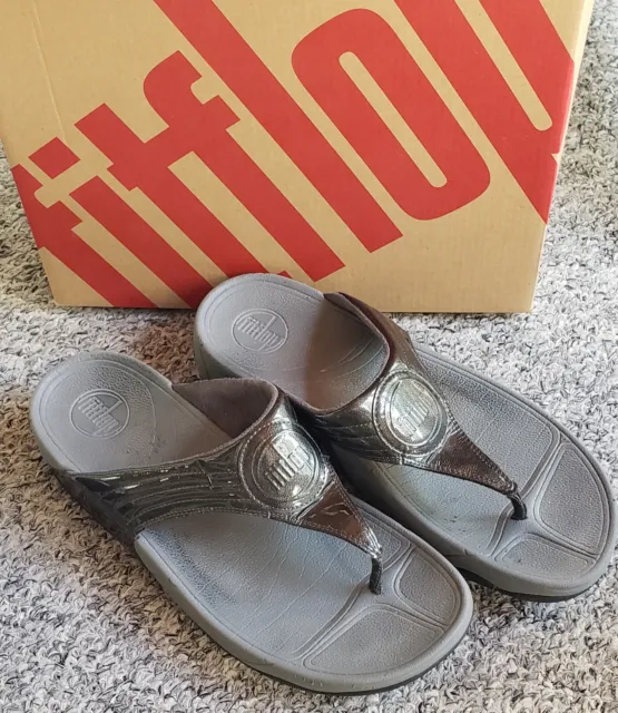 FitFlop Thong Sandals Women's 10 Black Patent Leather with Gray foot bed
