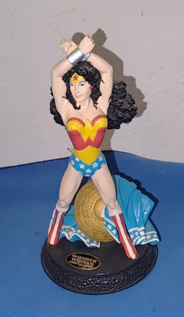 Hallmark WONDER WOMAN Modern Age Collectible Figure - DC COMICS/1996 QHF 3106