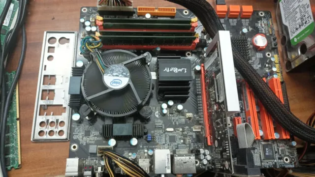 DFI LanParty LP DK P35 + Intel Core2Duo E8400 + 4gb ddr2 + I/O shield