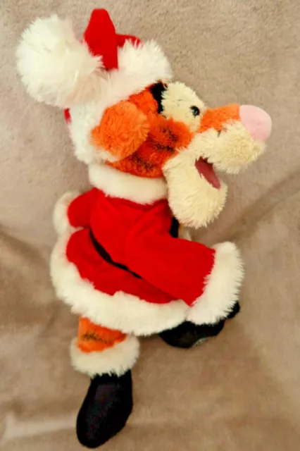 Peluche n°T198: Tigrou père Noël - Winnie l'ourson / the Pooh Disneystore  38cm