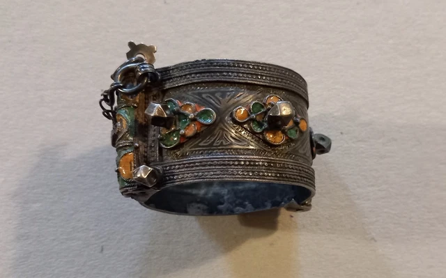 Bracelet Berbère Ancien En Argent - Corail, Pierres Semi-précieuses Et émail, XIXe-XXe Siècle, Occasion