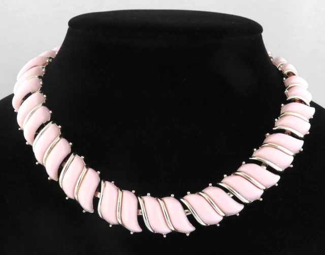 1960s - CORO PEGASUS - VINTAGE PINK THERMOSET GOLD TONE NECKLACE