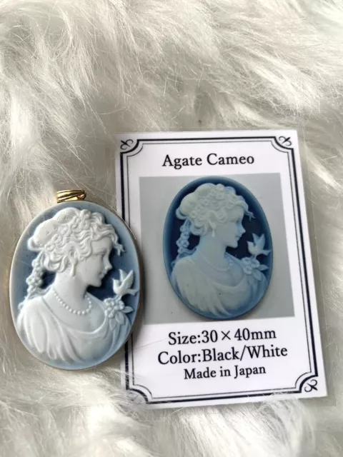 Cameo Pendant Blue Agate 18 K Yellow Gold