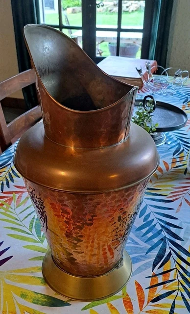 Seau à charbon porte parapluie jardinière à tête de lion. Cuivre. Année
