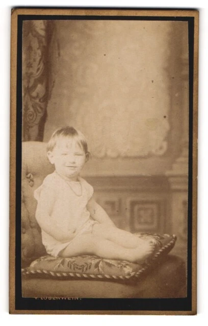 Fotografie V. Lobenwein, Villach, Südbahnstrasse, Kleines Kind im Hemd mit nack