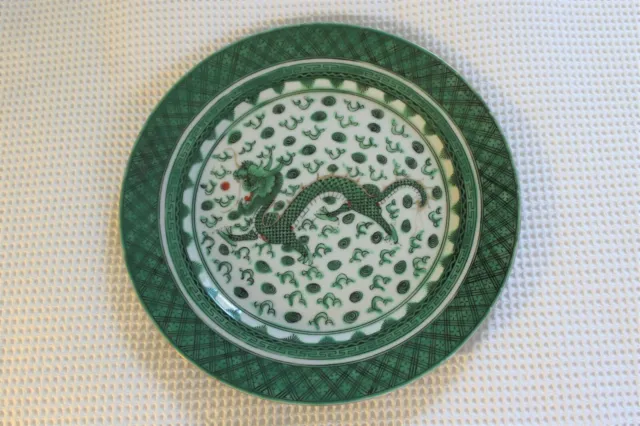 Jolie assiette dragon en porcelaine chinoise vert émeraude avec support.