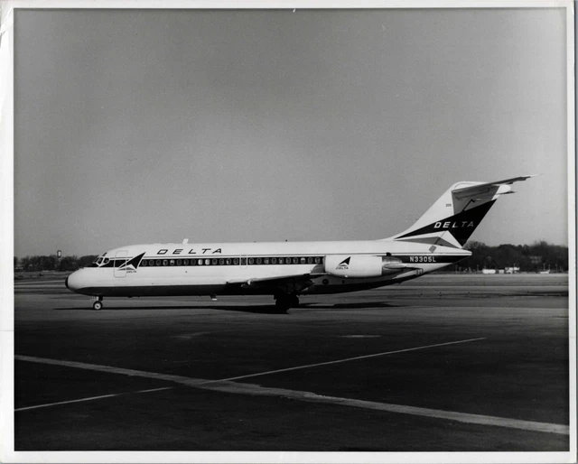 DELTA AIRLINES DOUGLAS Dc9 N3305L Large Vintage Original Airline Photo