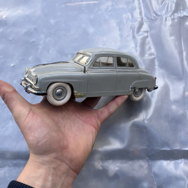 Deux voitures plastique GéGé : une Simca 9 Aronde mécanique