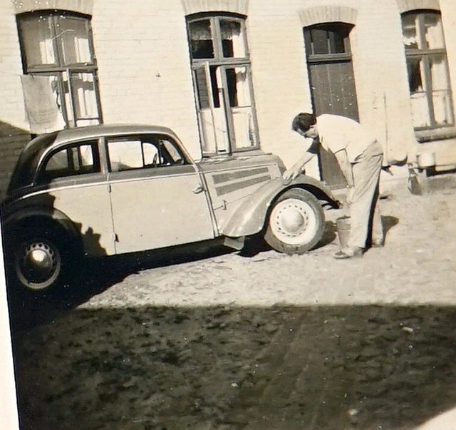 1952 Krakow die Kiste*das Auto*PKW wird gehegt und gepflegt Foto