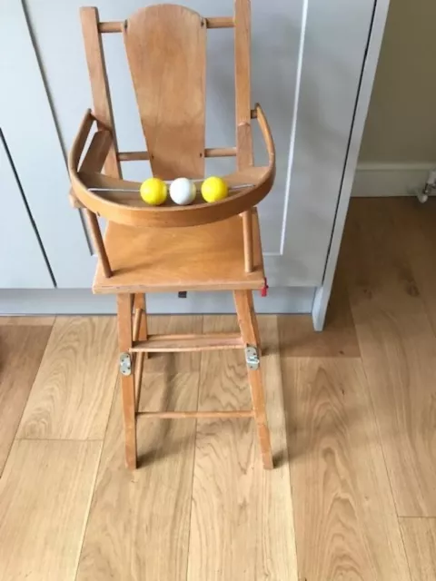 Muñecas De Madera Vintage Silla Alta Y Bandeja Pliegada En Una Silla Baja Sobre Ruedas