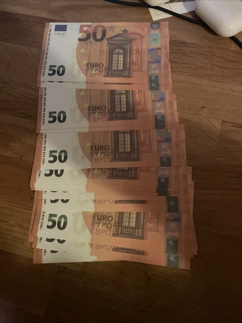 Mannen Handen Reiken Naar Een Prop Geld Een Miljoen Roebel Op De Zwarte Tafel Het Concept Van Rijkdom En Succes 431724 10421