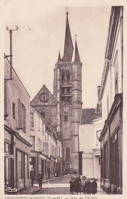 CPA 77 Env. Melun Lieusaint BRIE-COMTE-ROBERT Enfants Rue de l'Eglise Années1930