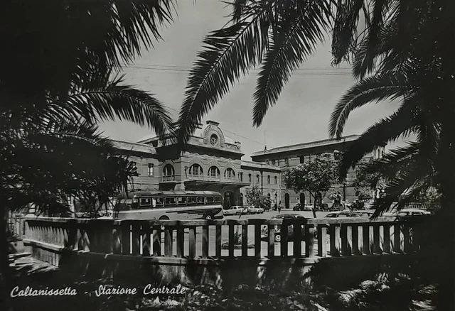 CALTANISSETTA - Stazione Centrale vg 1967 f.g. con Autobus - auto - animata RARA