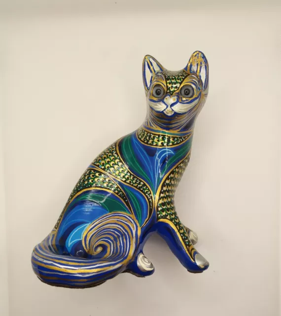 Statuette de chat en bois laqué bleu et doré yeux en verre année 1970