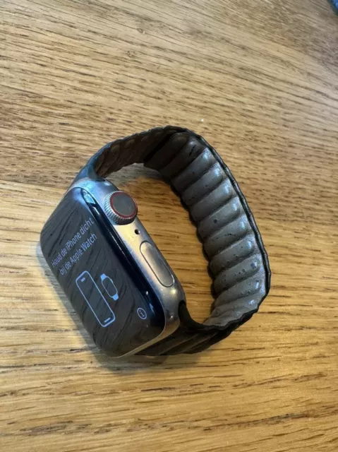 Apple Watch Series 6 40mm Titanium mit Lederarmband