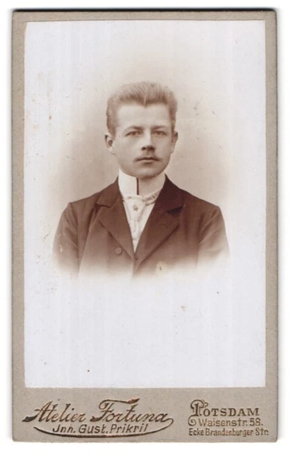 Fotografie Atlier Fortuna, Potsdam, Waisenstraße 58, junger Mann blickt in die