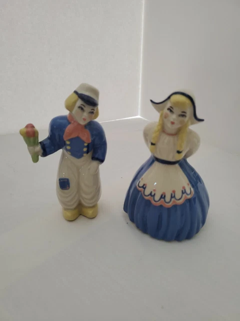 Vintage Ceramic Arts Studio Dutch Girl & Boy Holding Flowers Kissing  5"