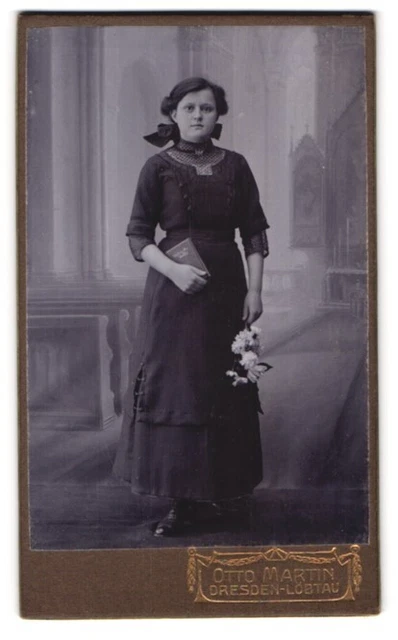 Fotografie Otto Martin, Dresden, Mädchen im dunklen Kleid mit Bibel im Arm, Kom
