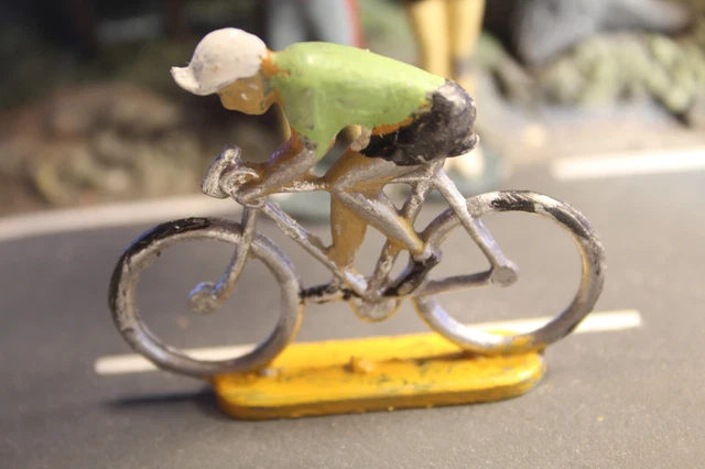 ROGER CYCLISTE MONOBLOC METAL PETIT COUREUR TOUR DE FRANCE 1/32ème EUR