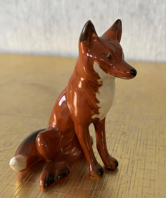 BESWICK FOX  SEATED MODEL No. 1748 BONE CHINA  SLIGHT FAULT