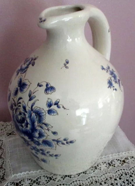 Superbe grande cruche vintage EN FAIENCE BOUC CERAME fond blanc fleurs bleues