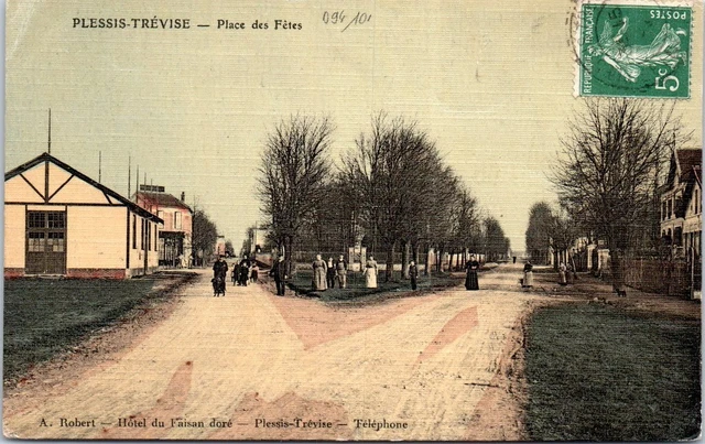 94 PLESSIS TREVISE - la place des fetes